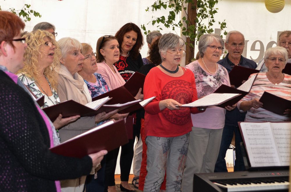 Stammchor und miTTendrin singen gemeinsam