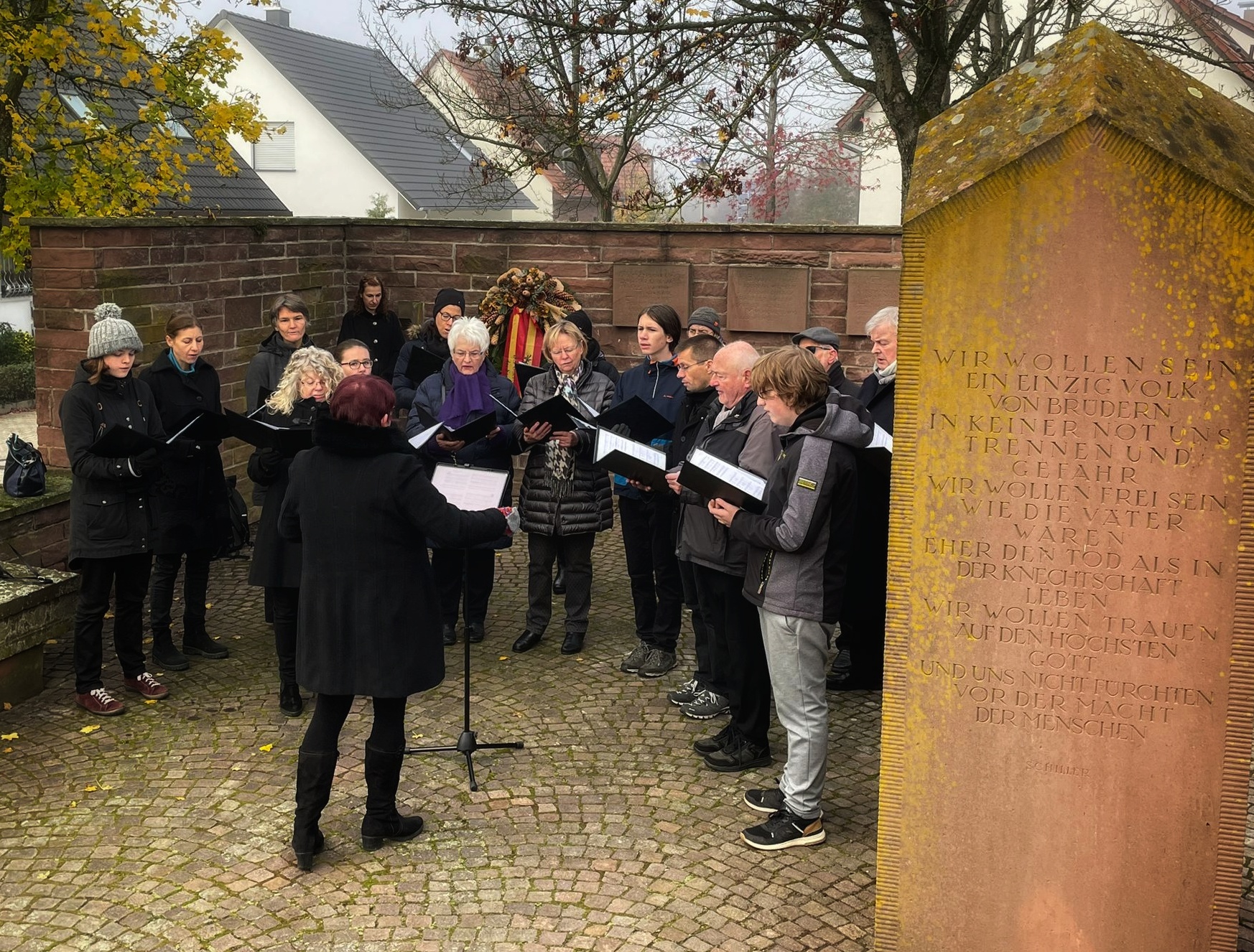 miTTendrin bei der Gedenkfeier zum Volkstrauertag - Foto: Roland Jourdan