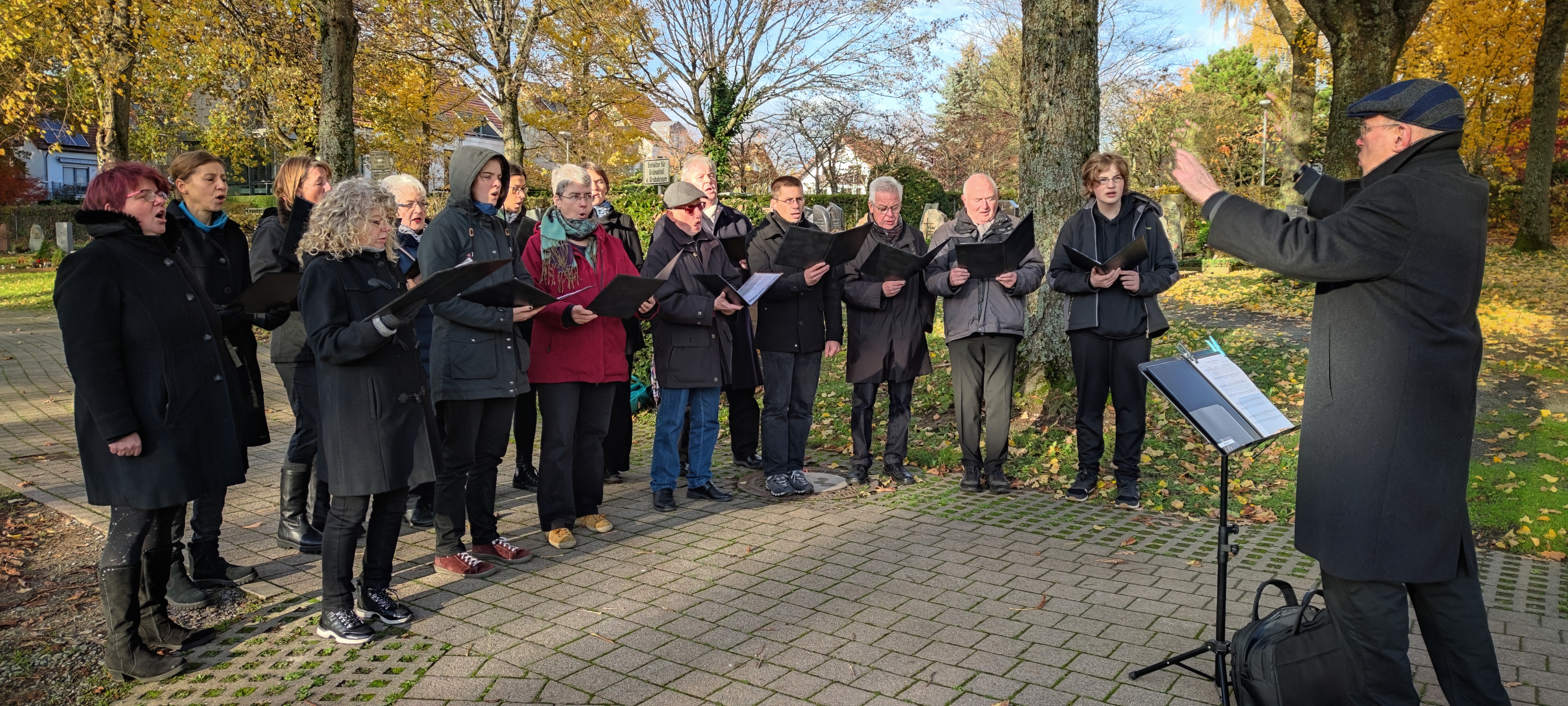 miTTendrin singt zum Gedenken unserer verstorbenen Mitglieder - Foto: Heinz Raviol/harmonie Palmbach