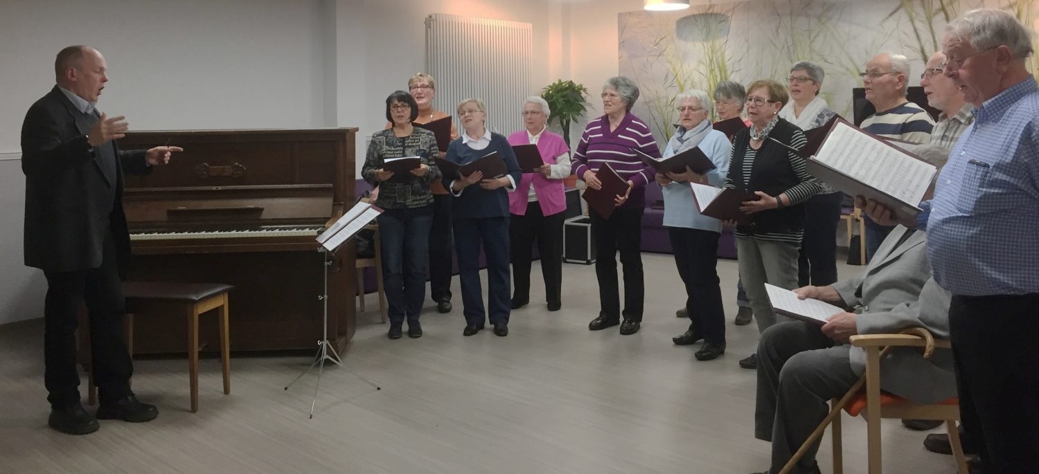 Der Stammchor beim Liedernachmittag im Klosterweg