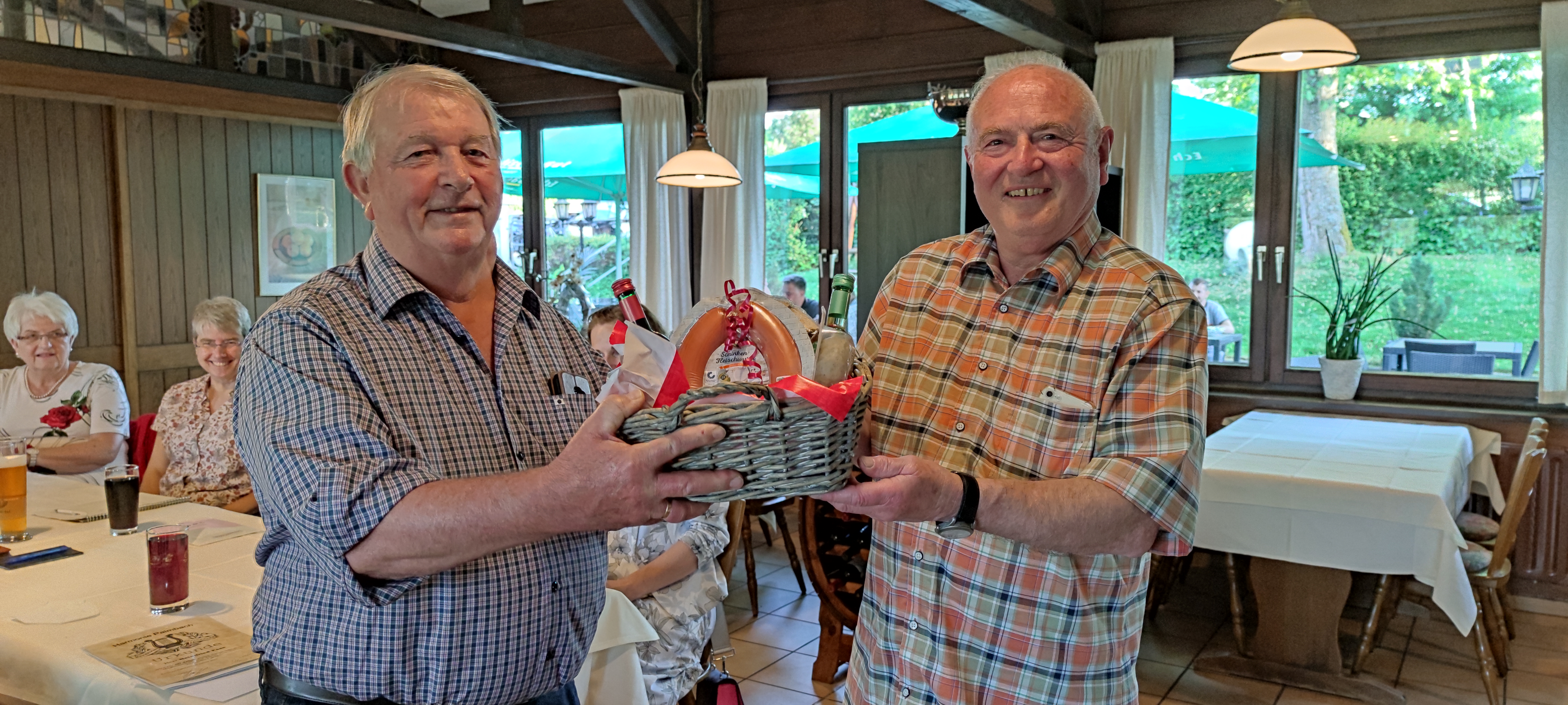 Ehrung von Heinfried Faas für 60 Jahre aktives Singen / Foto: B. Raviol