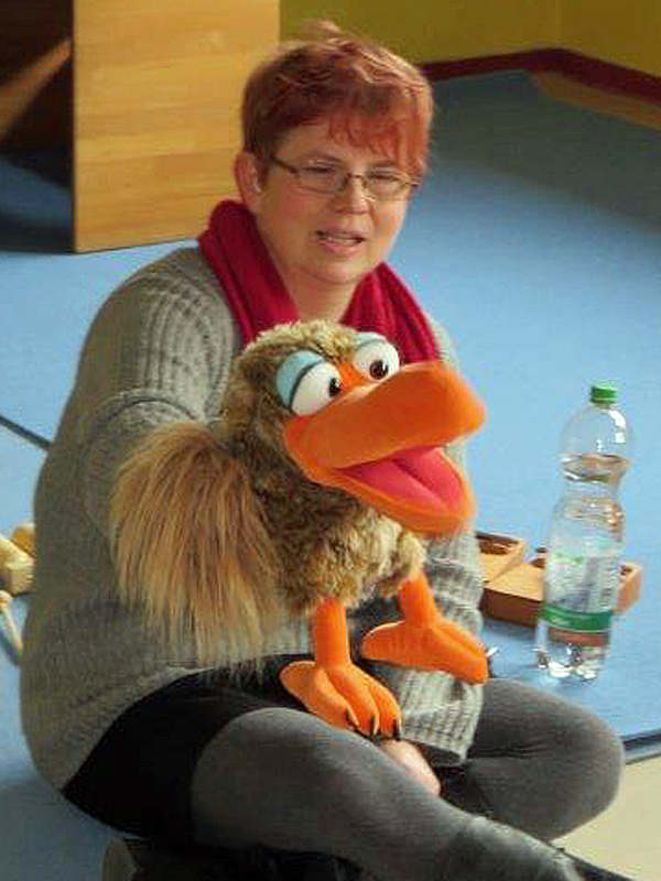 Violino und Beatrix beim Singen mit den Kindern