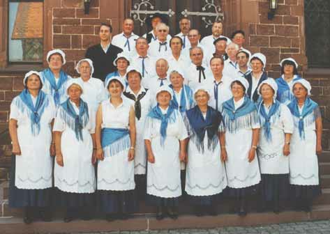 Sängerinnen in der Waldensertracht 2001 © Harmonie Palmbach