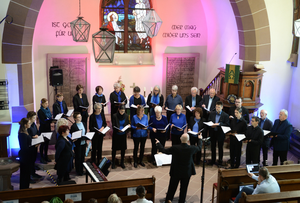 miTTendrin und Projektchor im Altarraum der Waldenskirche Palmbach - Foto: Harmonie Palmbach / Simone Faas